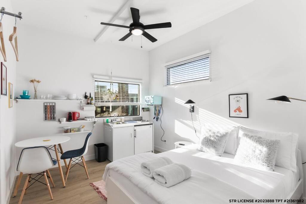 Micro Studio With Balcony & Pool View - Walk To Ot Scottsdale Buitenkant foto
